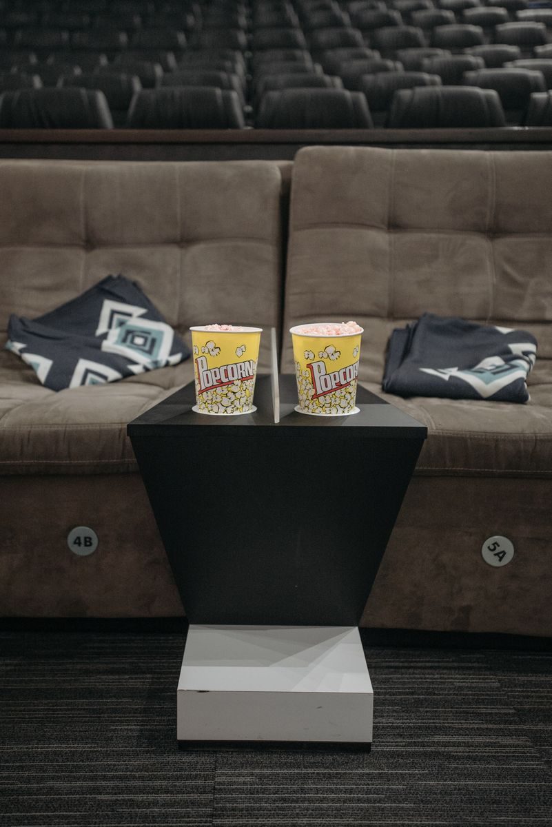 映画館の座席とポップコーンで映画鑑賞を楽しむイメージ