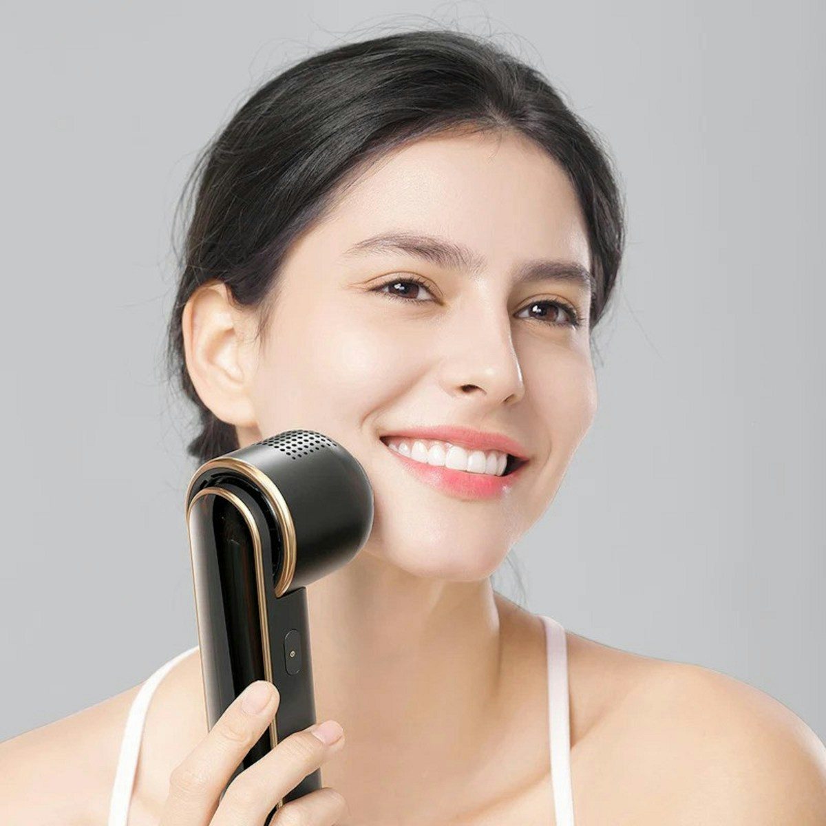 美顔器を顔にあてて使用している様子