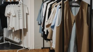 ブティックに並ぶデザイナーズの服(AnotherADdressのブランドセレクトイメージ)