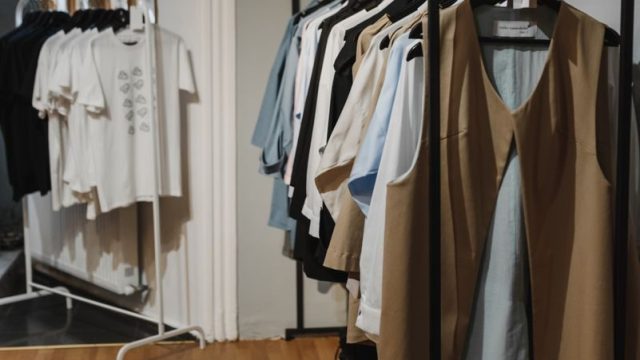 ブティックに並ぶデザイナーズの服(AnotherADdressのブランドセレクトイメージ)