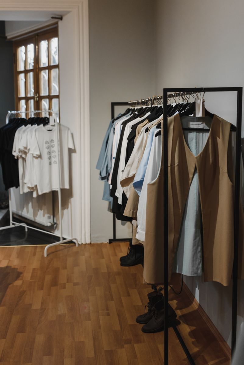 ブティックに並ぶデザイナーズの服(AnotherADdressのブランドセレクトイメージ)
