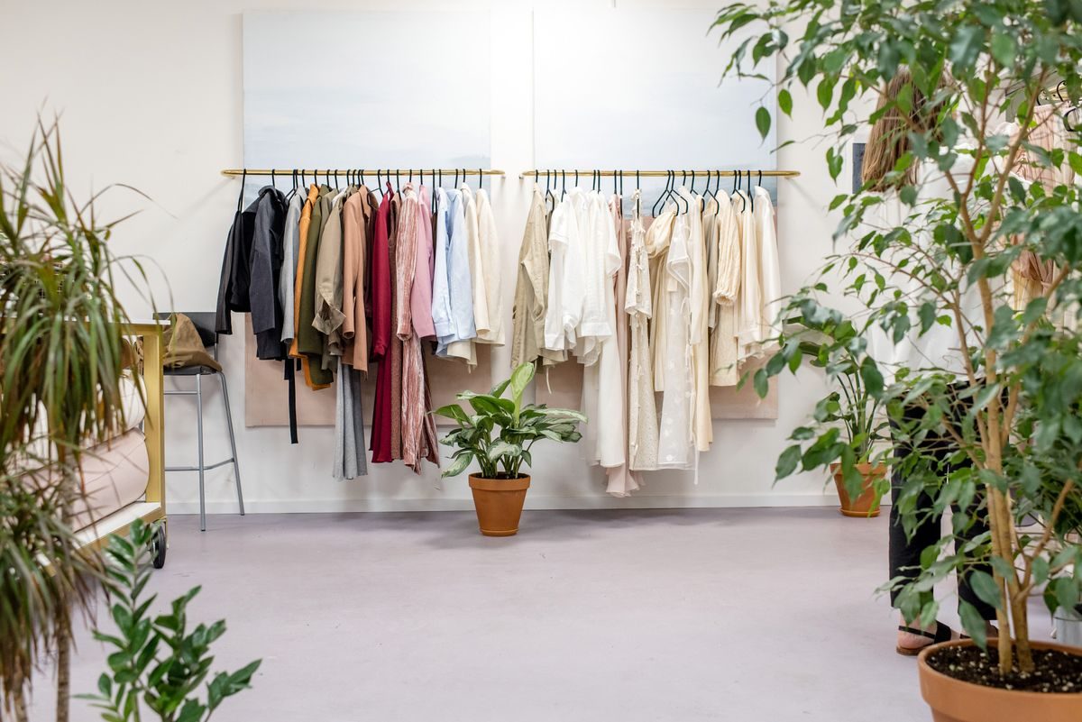 ラックに掛かる上質な服(百貨店品質のファッションレンタルイメージ)