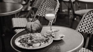 レストランのランチプレートとドリンク