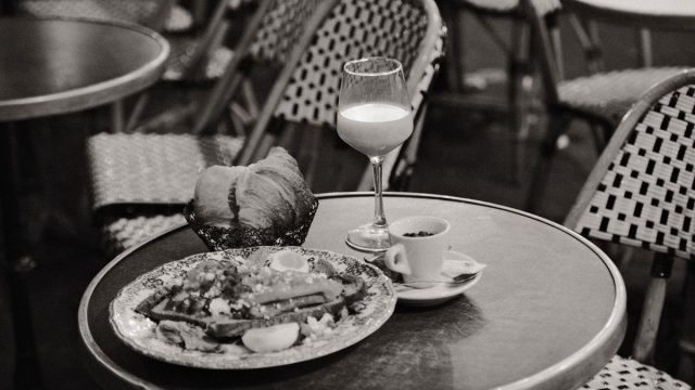 レストランのランチプレートとドリンク