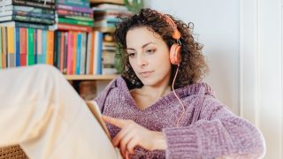 本とヘッドホン|「目の読書」と「耳の読書」の二刀流