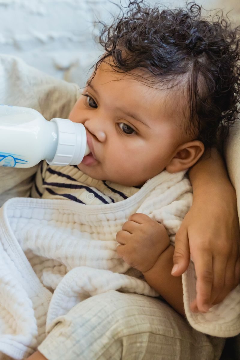 浄水で作ったミルクを飲む赤ちゃん(調乳イメージ)