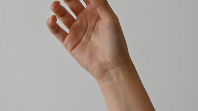 なめらかな肌の女性の腕(ムダ毛ケア後のイメージ)