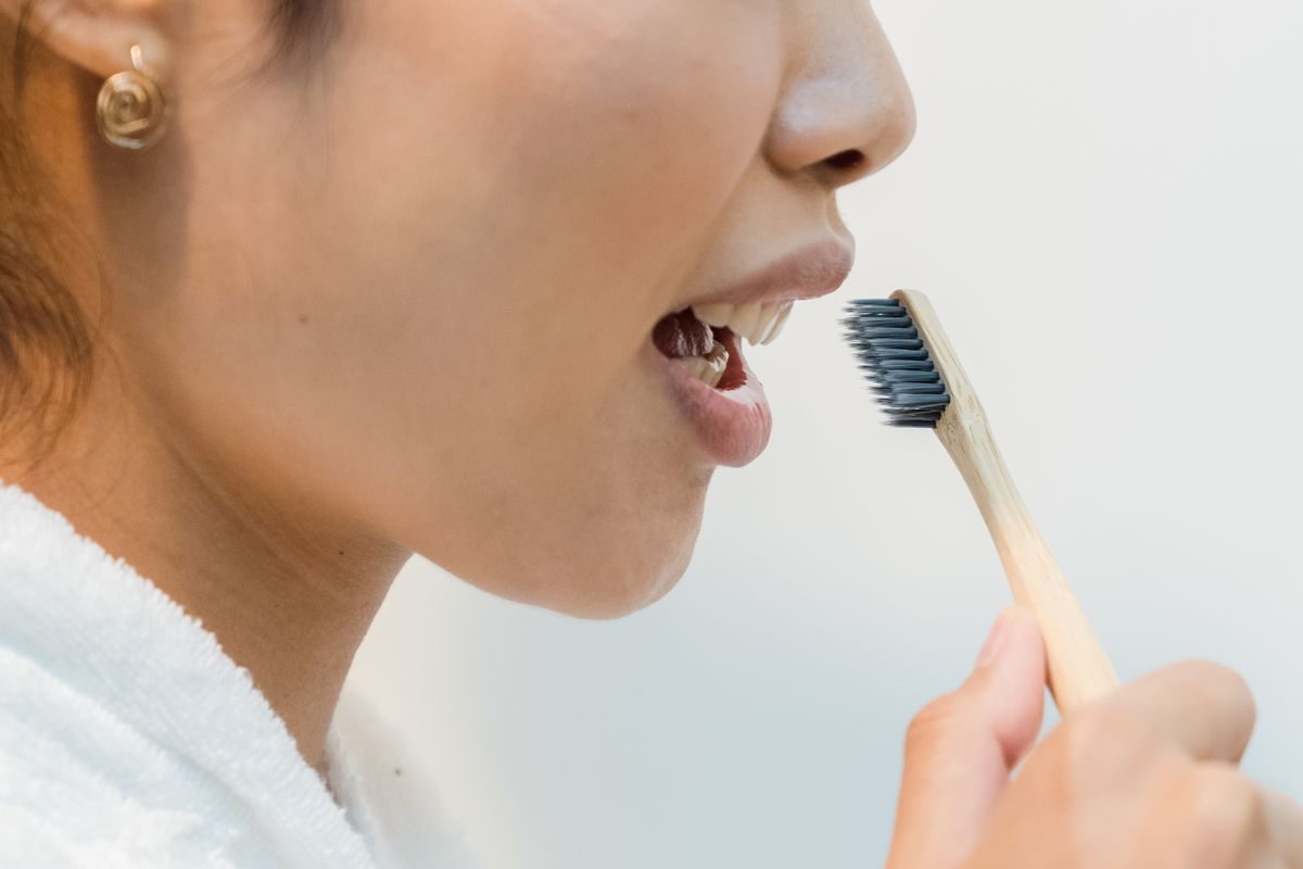 歯を磨く女性のクローズアップ(Dentalyの電動歯ブラシ利用イメージ)