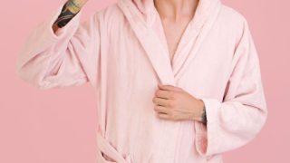 朝の歯磨き習慣(バスローブ姿で歯を磨く男性)