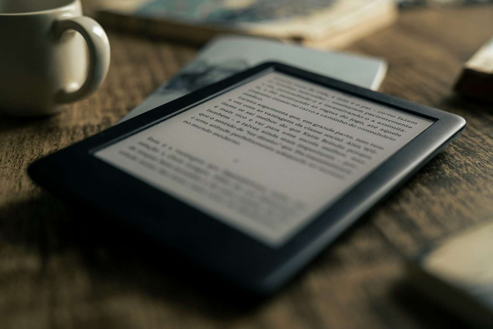 電子書籍リーダーでKindle本を読んでいる様子