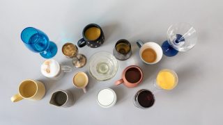 カフェのドリンクとコーヒーカップ