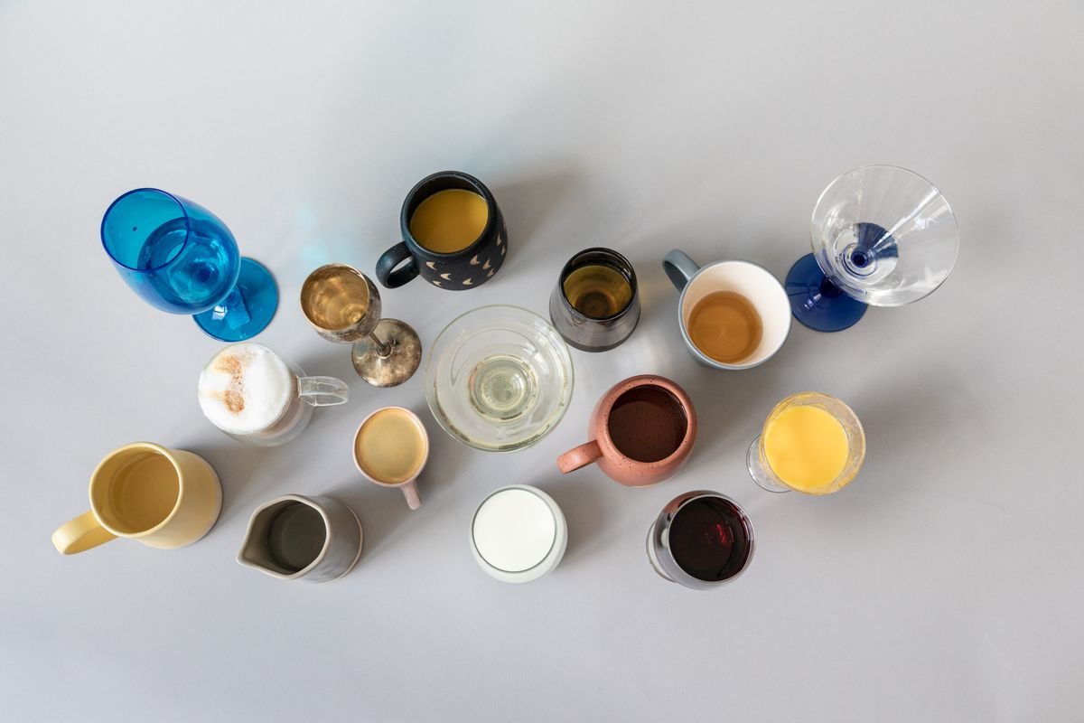 カフェのドリンクとコーヒーカップ