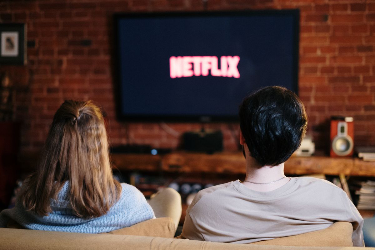 ソファでテレビを観るイメージ