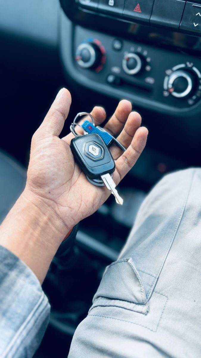 車内でカーリース車両の鍵を持つ手元