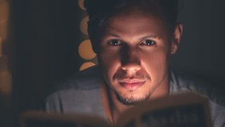 コミックを夢中で読む男性|マンガの沼を定額に