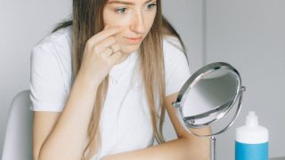 コンタクトレンズを装用する女性(diconの1dayレンズ利用イメージ)