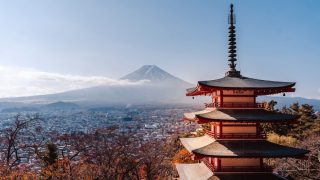 紅葉の五重塔と富士山|テーマ旅行で訪れたい日本の絶景