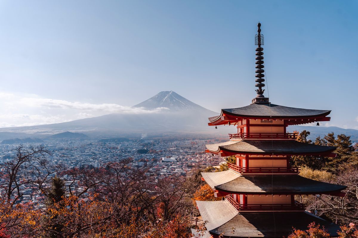 紅葉の五重塔と富士山|テーマ旅行で訪れたい日本の絶景