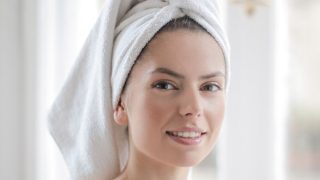 スパで白いタオルを巻いた清潔感のある女性