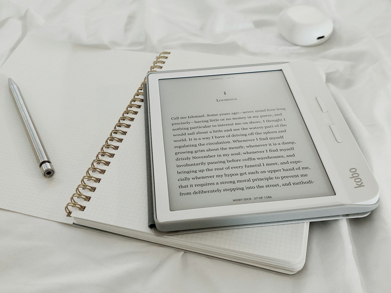 タブレットで電子書籍を閲覧しながらくつろぐ様子