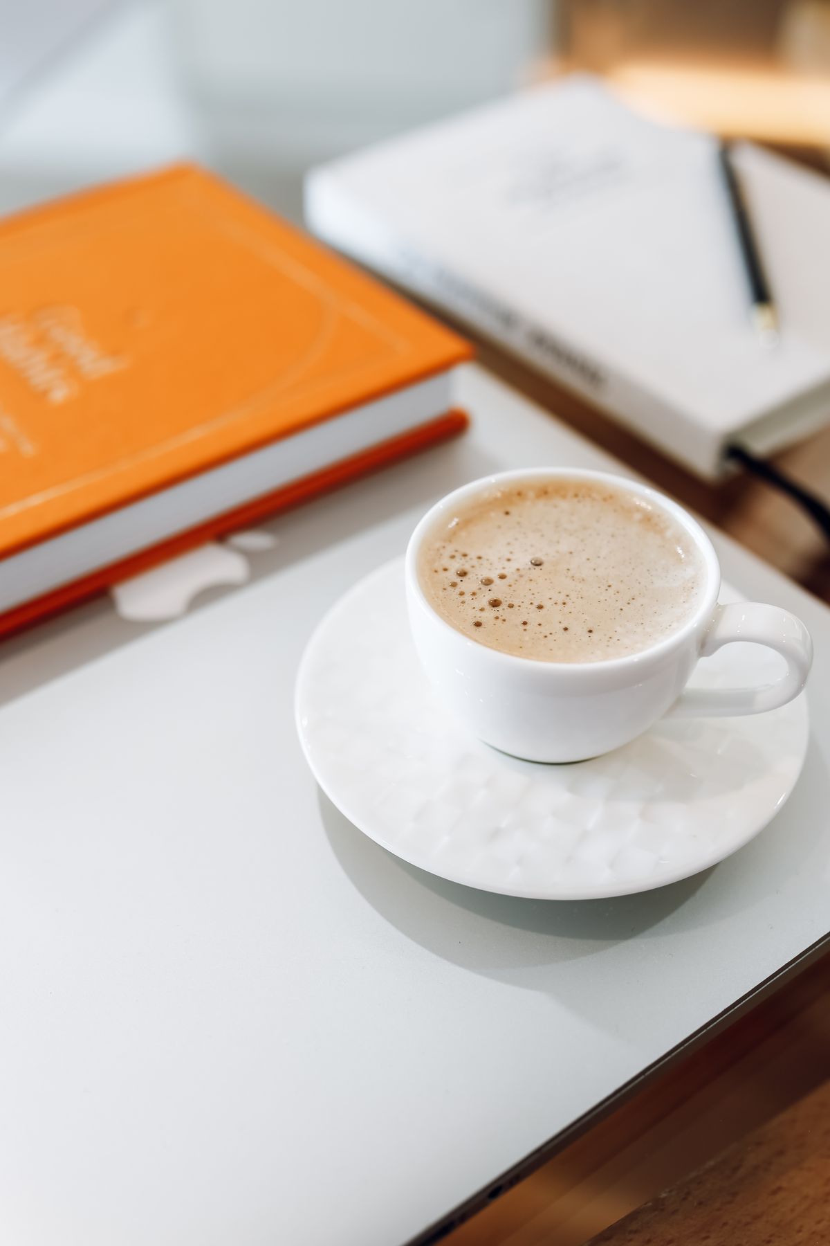 コーヒーとノートのある明るい学習デスク