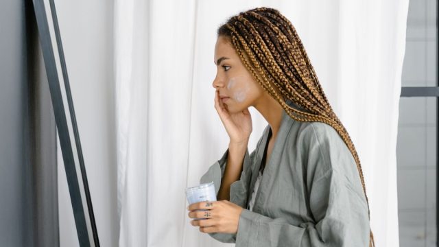 保湿ケアをする女性(スキンケアイメージ)