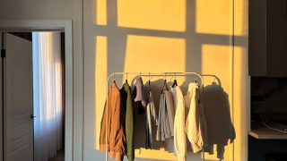 明るい部屋のミニマルな洋服ラック