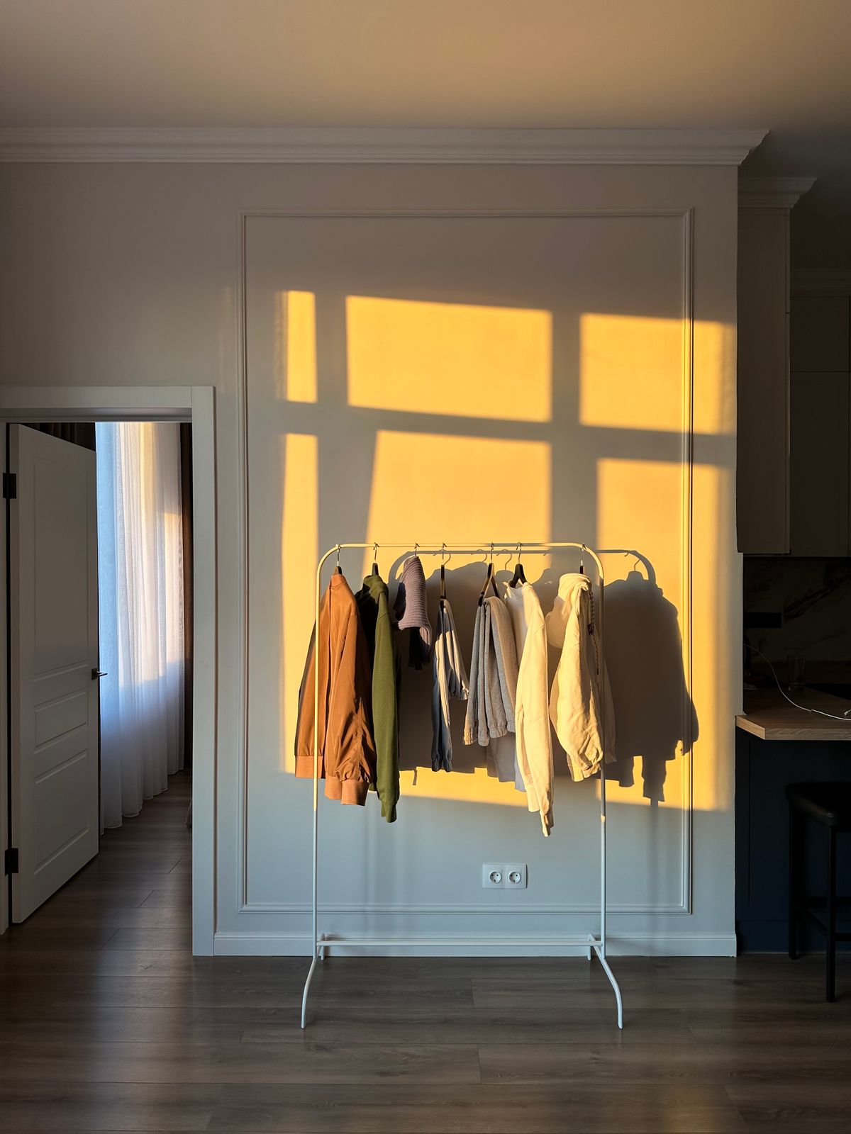 明るい部屋のミニマルな洋服ラック