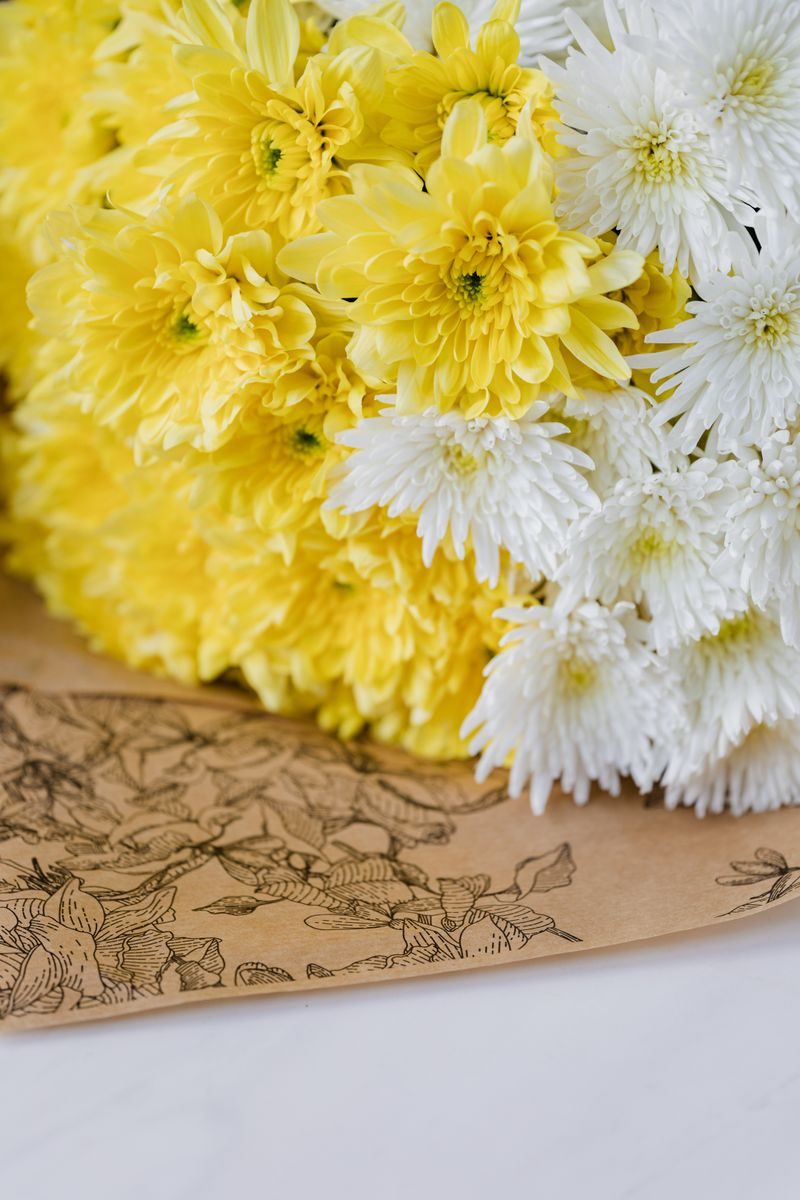 テーブルに飾られた季節の花束(花の定期便イメージ)