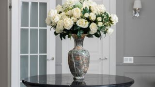 モダンな部屋に映える花瓶の花(HitoHanaのカラー選択イメージ)