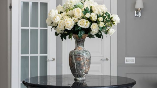 モダンな部屋に映える花瓶の花(HitoHanaのカラー選択イメージ)
