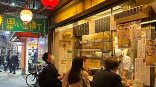 夜の飲食店街のにぎわい|食べ歩きの楽しみイメージ