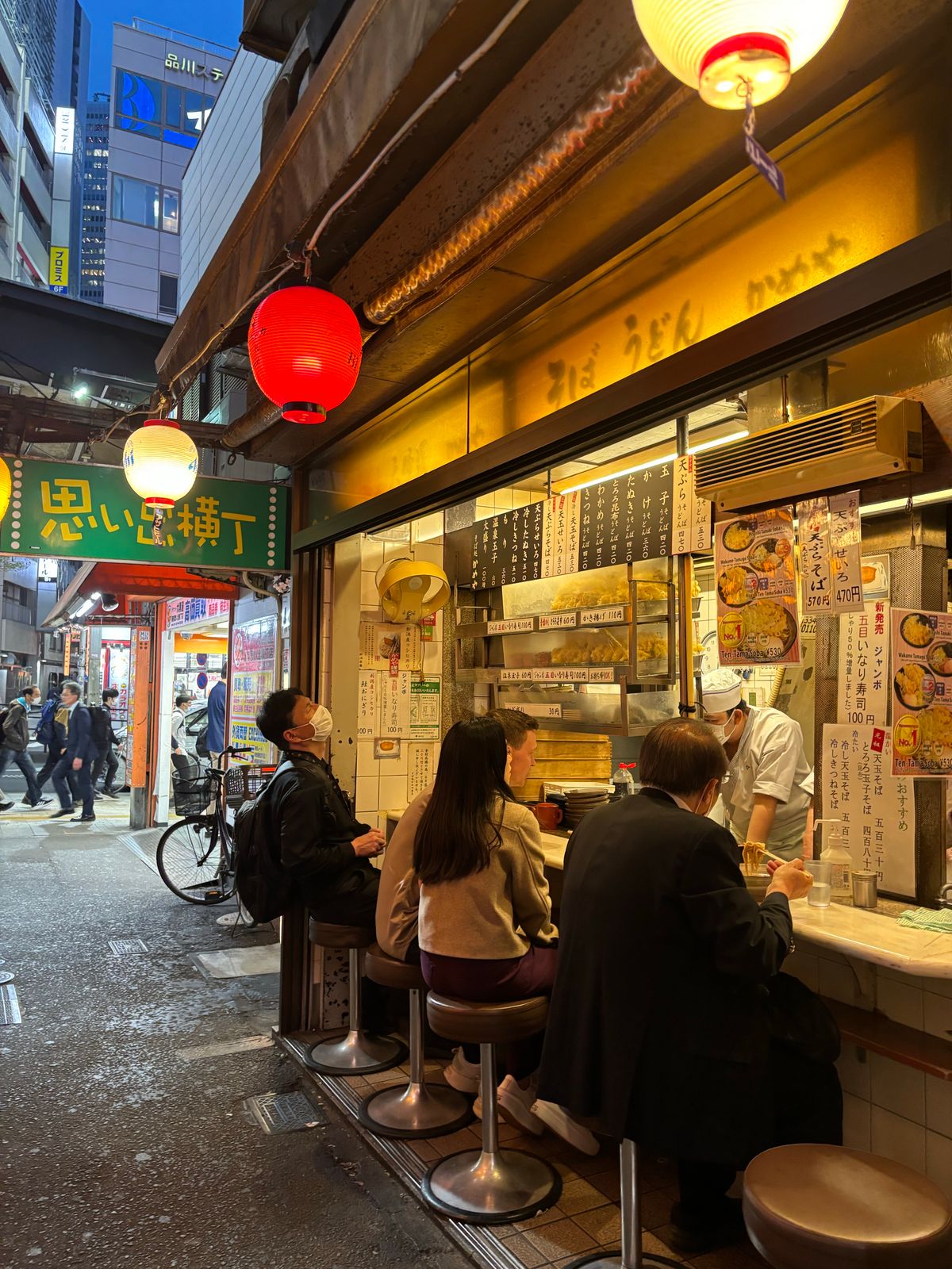 夜の飲食店街のにぎわい|食べ歩きの楽しみイメージ
