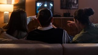友人と映画を楽しむ夜(動画配信サービスイメージ)