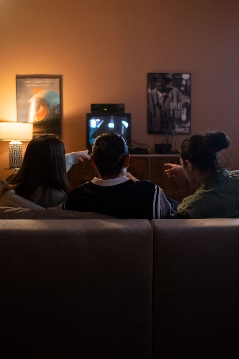 友人と映画を楽しむ夜(動画配信サービスイメージ)