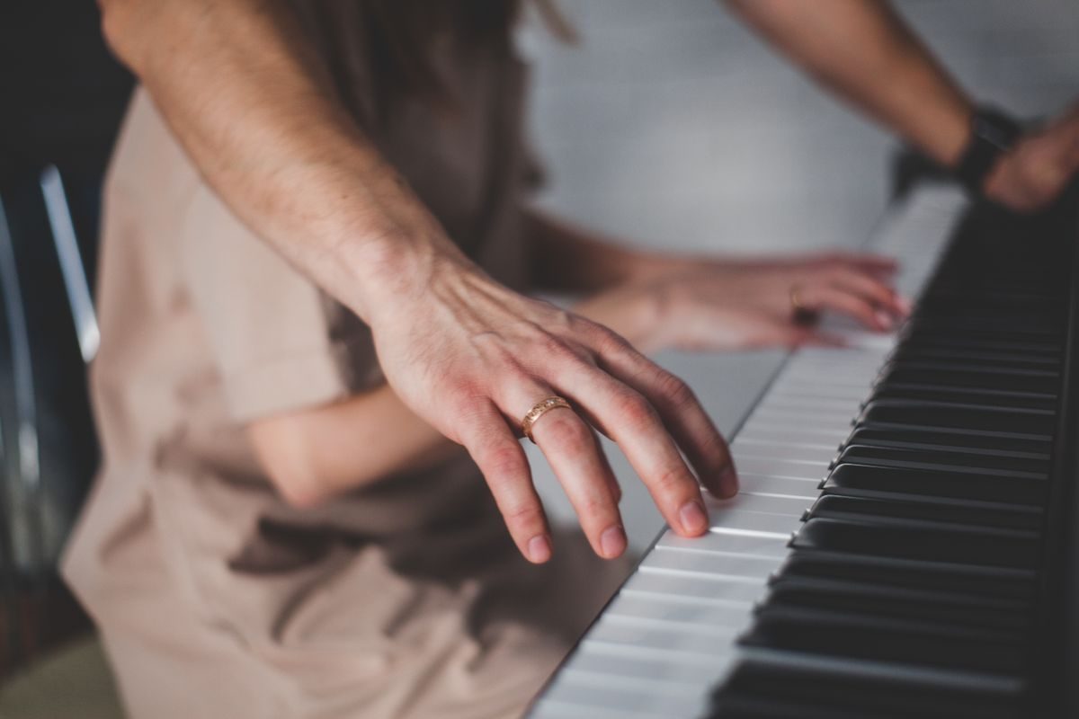 ピアノを弾く手のクローズアップ|練習は好きな曲でこそ続く