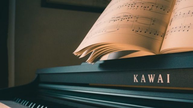 グランドピアノと楽譜|弾きたい曲がすぐ手元に