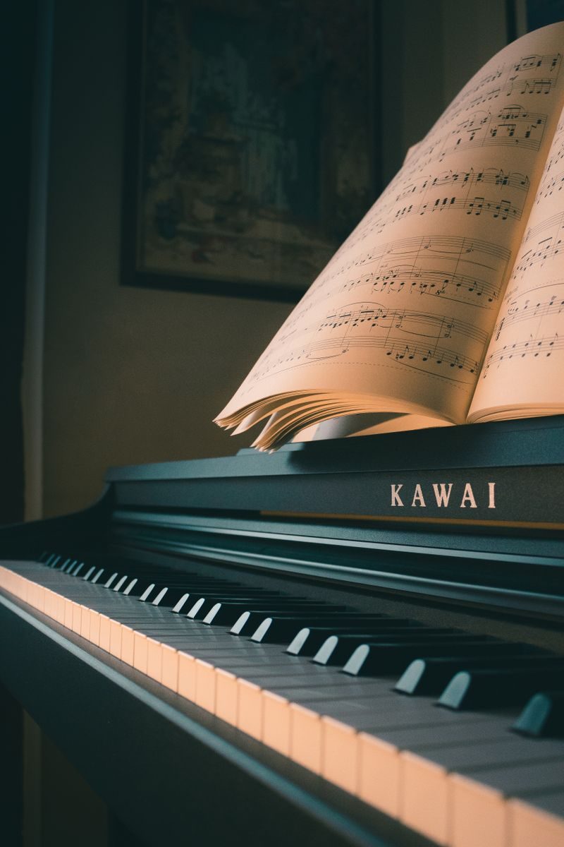 グランドピアノと楽譜|弾きたい曲がすぐ手元に