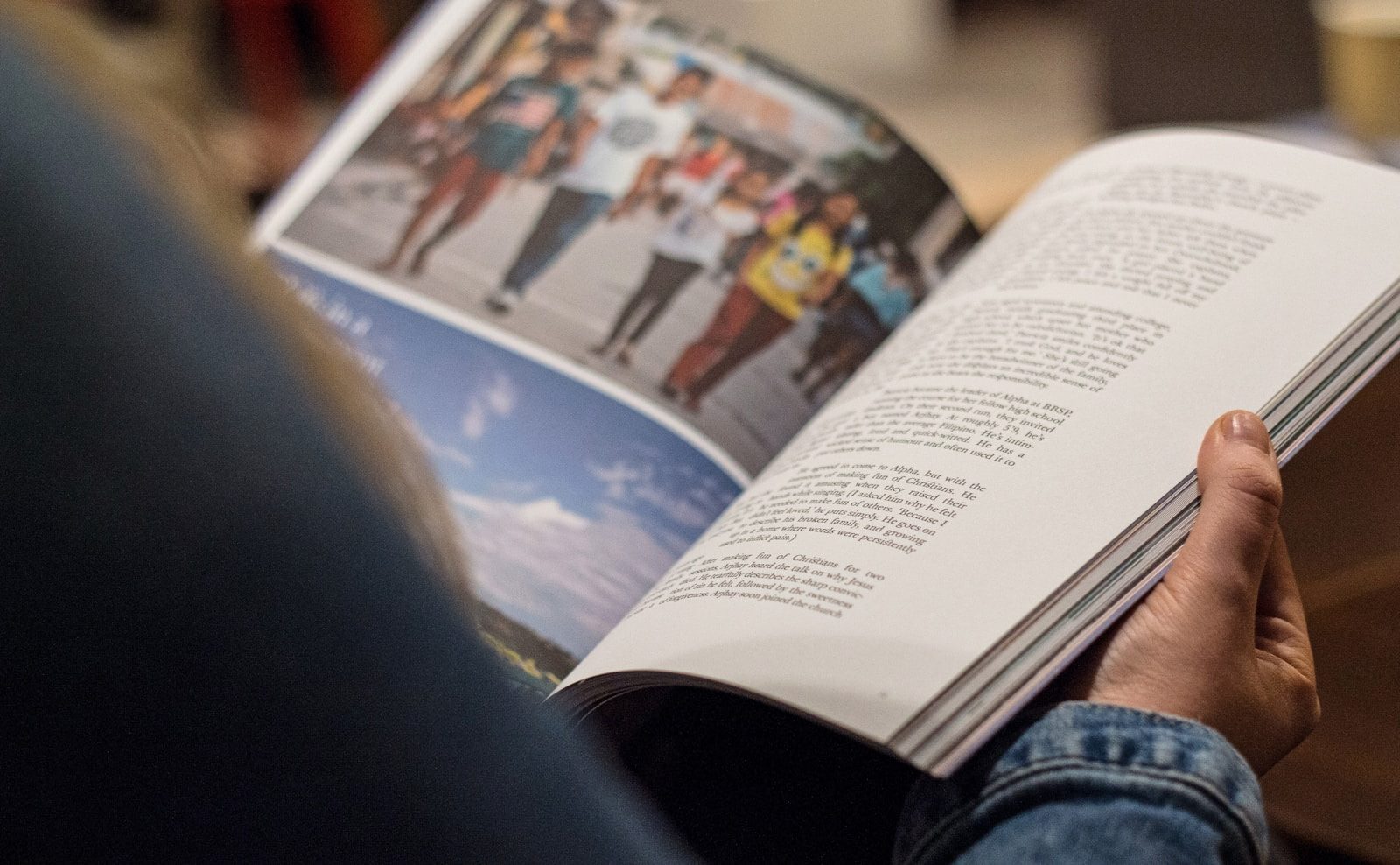 雑誌のページをめくって読んでいる手元