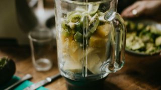 ブレンダーとカットフルーツ|GREEN SPOONのスムージー作りイメージ