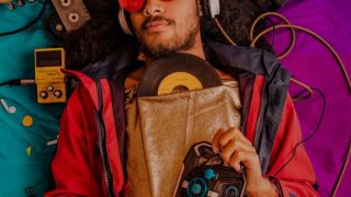 ヘッドホンで音楽に浸る男性(音楽ストリーミングイメージ)