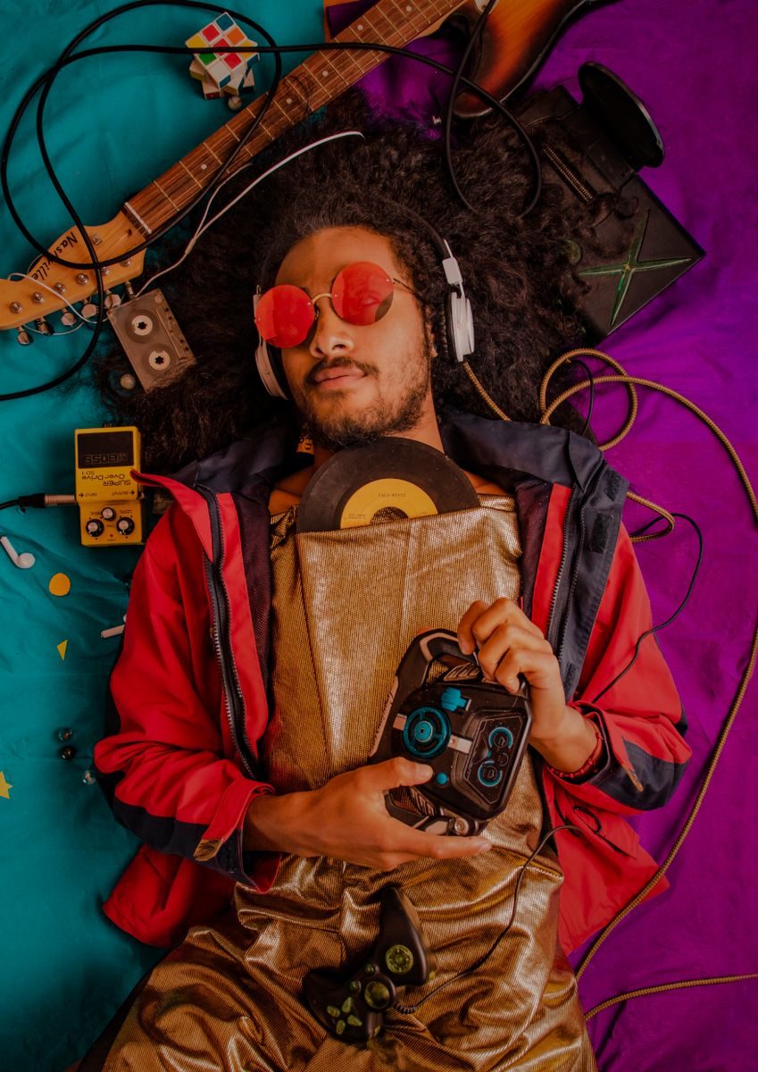 ヘッドホンで音楽に浸る男性(音楽ストリーミングイメージ)