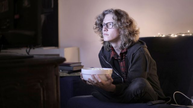 ポップコーンを食べながら動画配信サービスを楽しむ様子