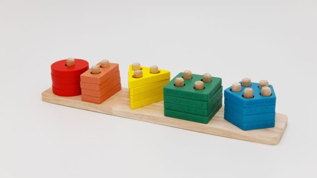 カラフルな木製のモンテッソーリ風スタッキング教具