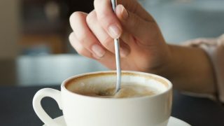 白いカップでコーヒーをかき混ぜる手元|お湯を注いで5秒で完成