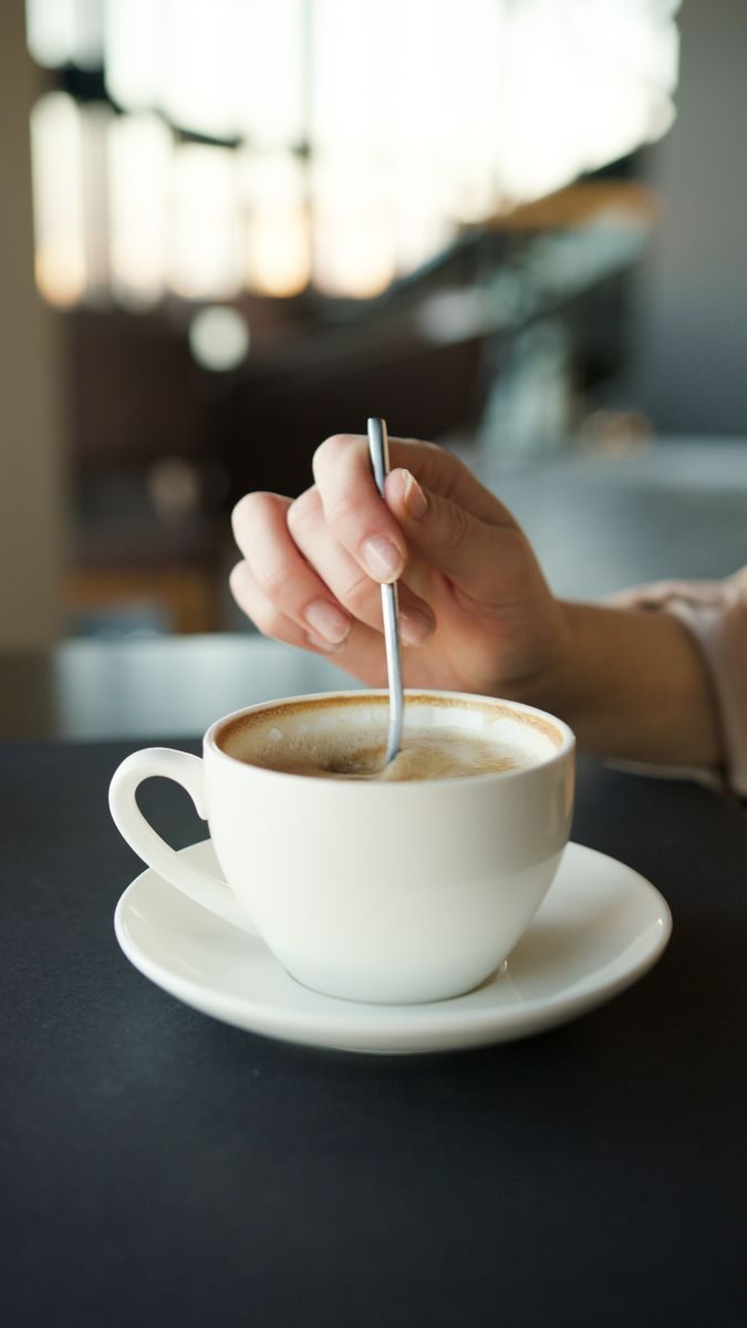 白いカップでコーヒーをかき混ぜる手元|お湯を注いで5秒で完成