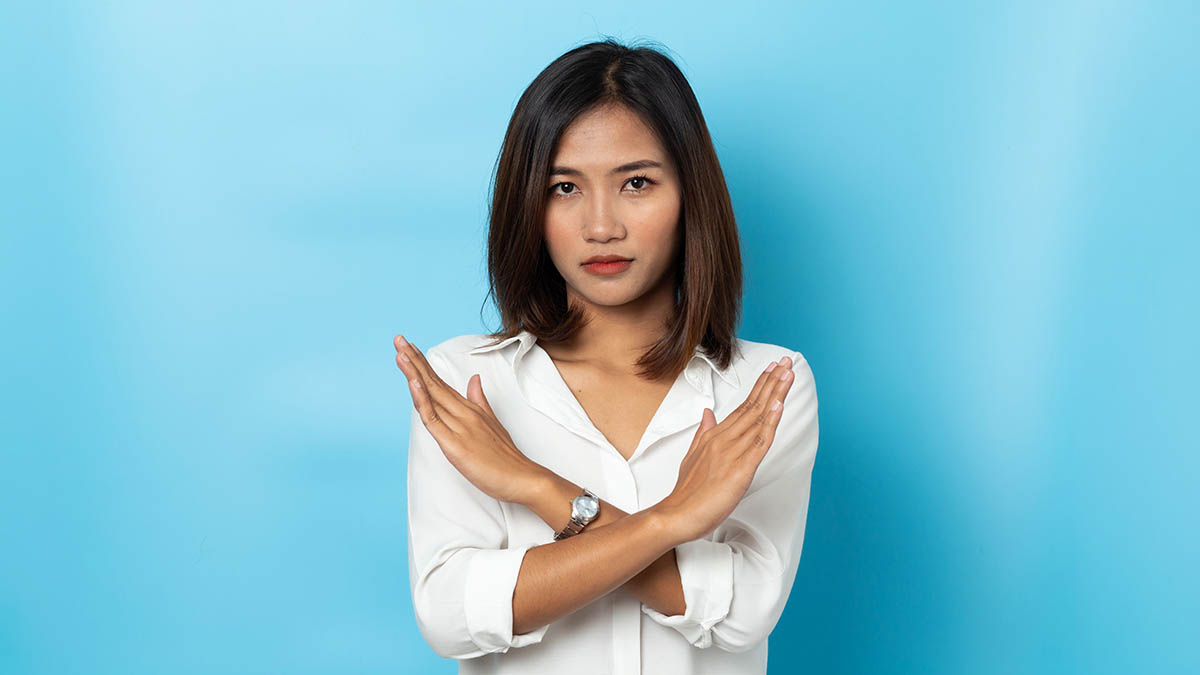 手のひらでストップのジェスチャーをする女性、勧誘を断るイメージ