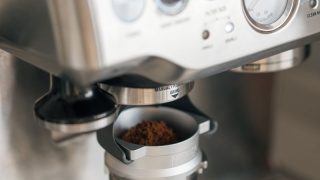 カプセル式コーヒーマシンとカップ|ボタン1つで約1分の抽出