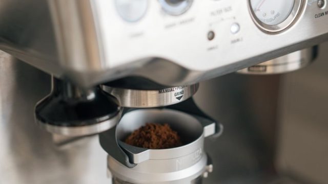カプセル式コーヒーマシンとカップ|ボタン1つで約1分の抽出