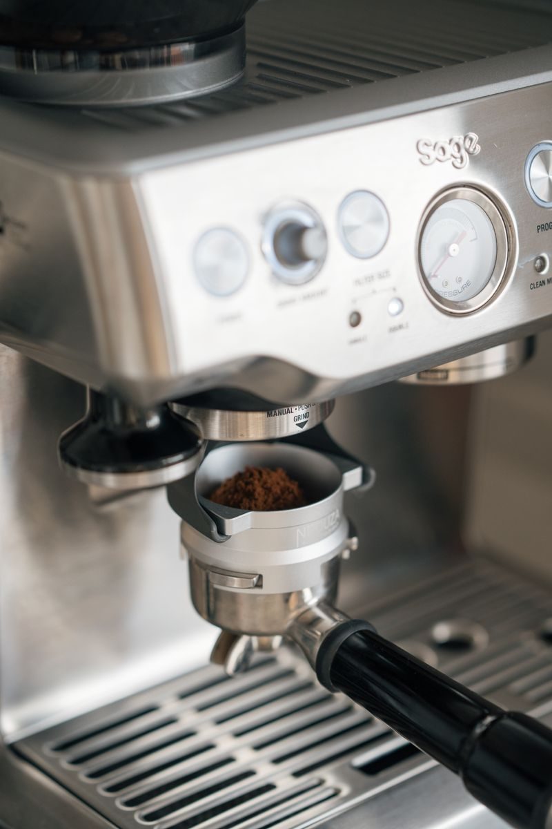 カプセル式コーヒーマシンとカップ|ボタン1つで約1分の抽出
